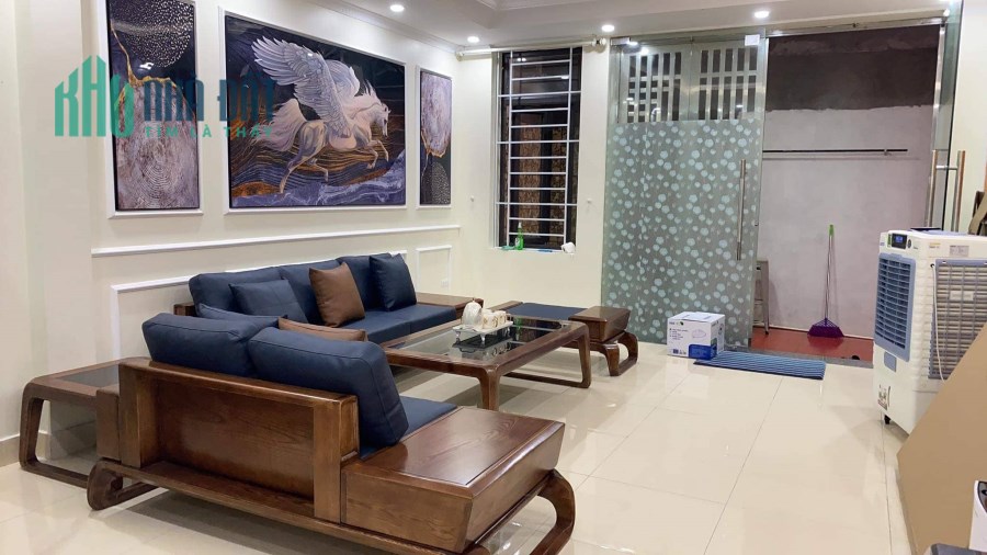 Cần bán gấp nhà phố Cổ Linh, 40 m2, 5T, MT 4,2 m, chỉ nhĩnh 3 tỷ.