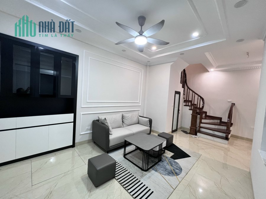 Chính chủ bán nhà Phố Nguyễn Sơn 35m2 X 5t nhà đẹp đón tết, full nội thất, gần ô tô, phố, giá 3.9