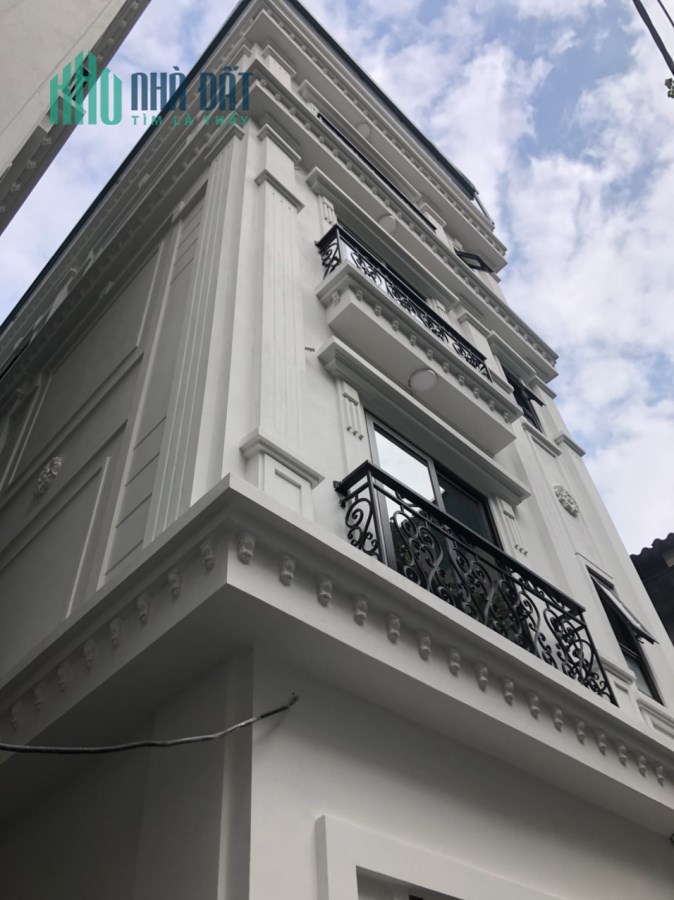 Bán nhà phố Nguyễn Sơn, lô góc, ô tô, 45 m2, 5T, MT 5,5 m, chỉ 5,5 tỷ.