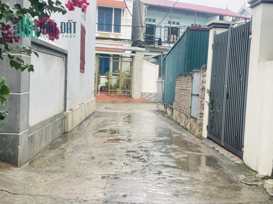 Chủ cần tiền bán nhanh mảnh đất 104m2 ( hoặc 52m2 ) đã tách làm 2 sổ riêng biệt Tại Yên Hà -Hải Bối