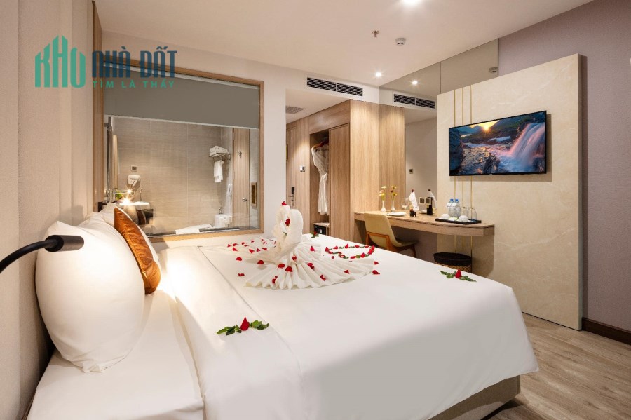 Bán lỗ Khách Sạn 4 sao Dương Đình Nghệ, 17 tầng, 200m2, giá thương lượng.