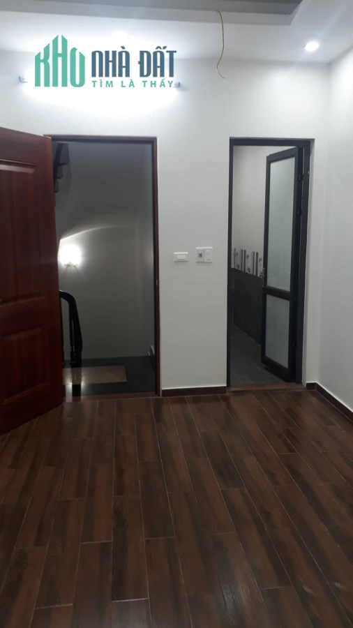 Cần bán gấp căn nhà phố Bát Khối, 30 m2, 5T, MT 3,8 m, nhĩnh 3 tỷ.