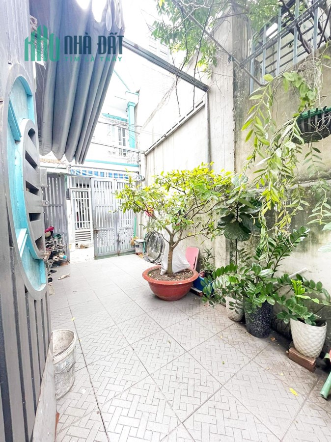 NHỈNH 3 TỶ SỞ HỮU NHÀ 3 TẦNG BTCT, 40M2, GẦN SIÊU THỊ METRO QUẬN 12. NHÀ ĐẸP Ở NGAY.
