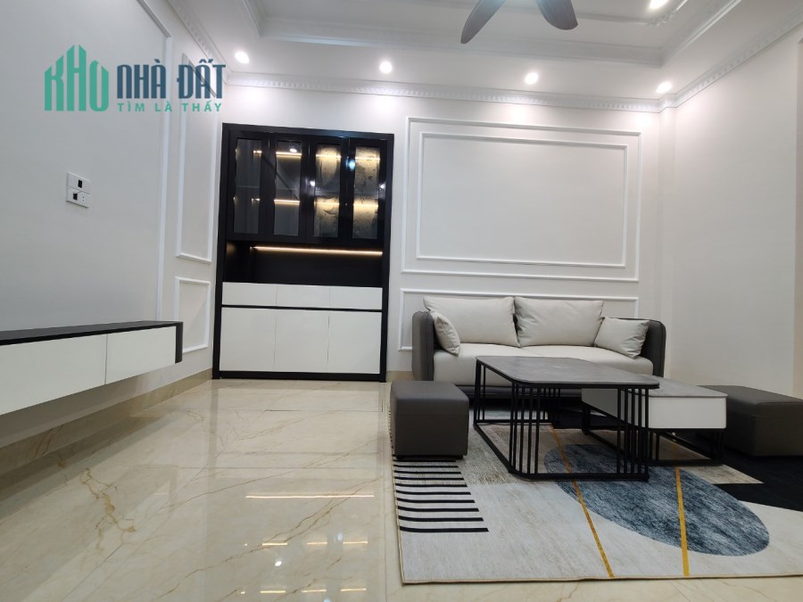 Cực hiếm nhà sổ hộ khẩu Ngọc Lâm 34m 5t gần phố ô tô đỗ cửa nhà đẹp gần phố, giá chỉ 4.75 tỷ.