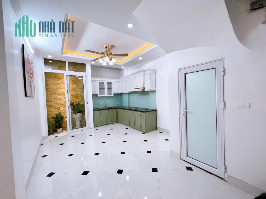 Bán gấp nhà 5 tầng lô góc Thượng Thanh LB, 35m gần ô tô, nhà đepj ở luôn, giá chỉ 3 tỷ. 0889388683.