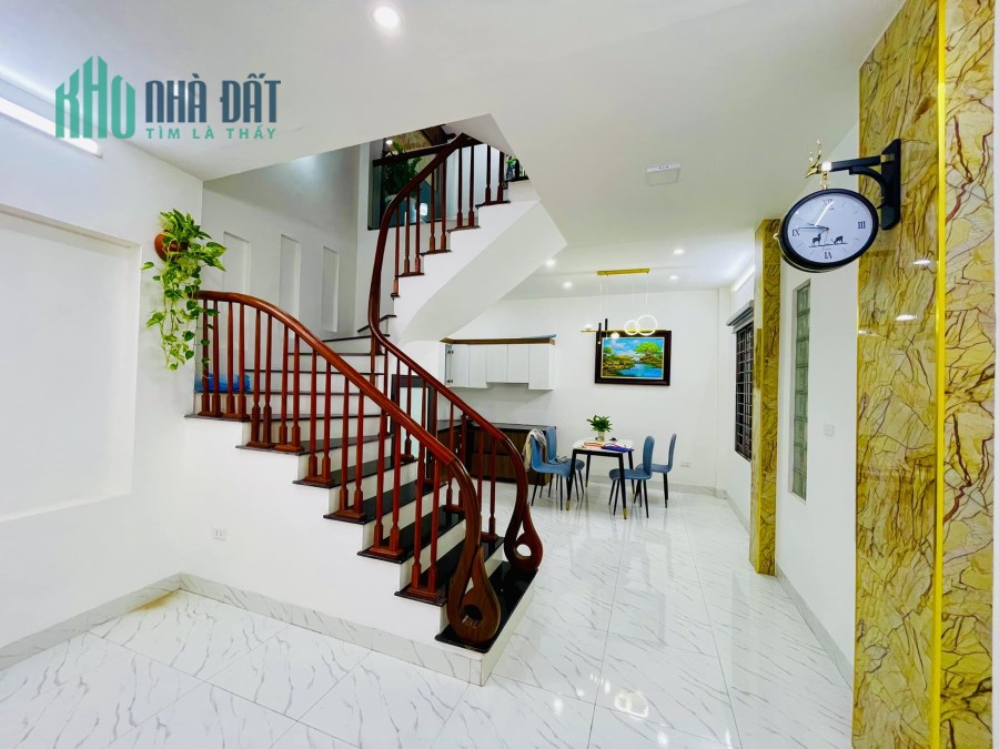 Bán nhà 7 tầng quận Thanh Xuân phố Chính Kinh 32m  vài bước chân ra mặt phố ô tô đỗ cổng  kinh