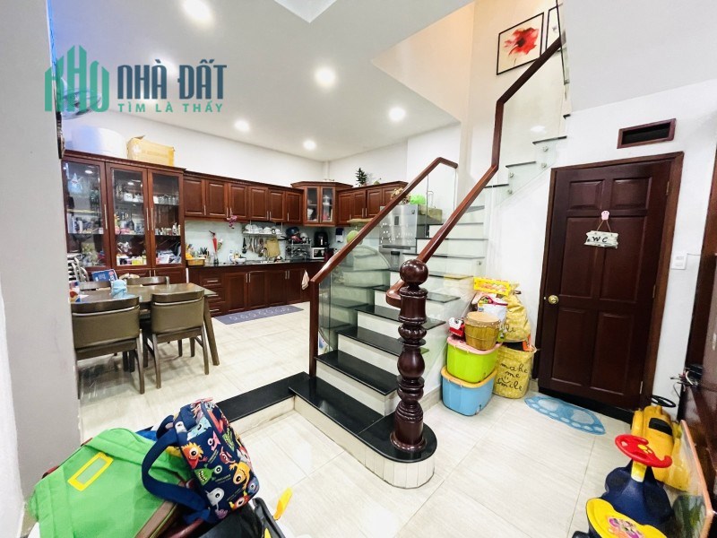 Bán nhà HXH nhỏ Tân Hương, TP 50m2 ngang gần 5m 3PN 3T nhà còn mới tặng nội thất giá chì 5 tỉ xx