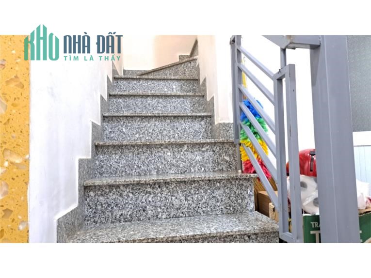 Khách sạn mới keng Hai mặt tiền Trước và Sau Trung Tâm Nha Trang , Khánh hoà. Cách biển