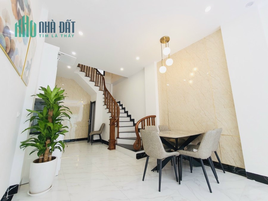 Nguyễn Văn Cừ, hơn 40m2 chỉ 5 tỉ nhà đẹp 5T, oto vào nhà, dân trí cao.