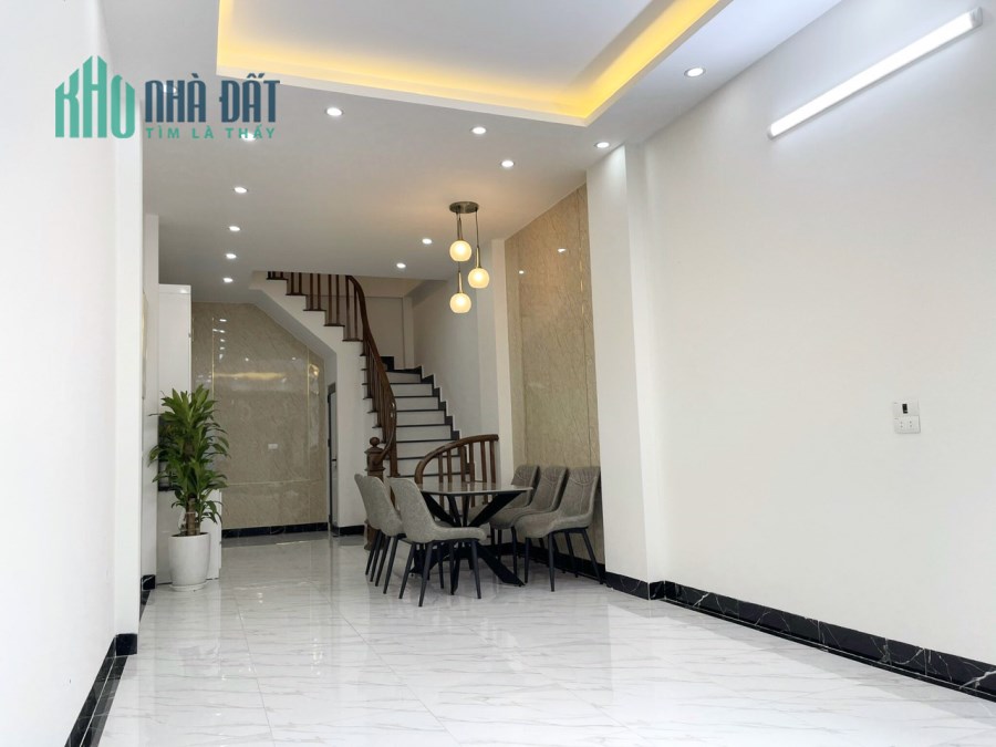Chính chủ nhờ bán nhà Nguyễn văn cừ, Ngọc Lâm, Long Biên , HN 
Diện tích 32m2 x 5 tầng