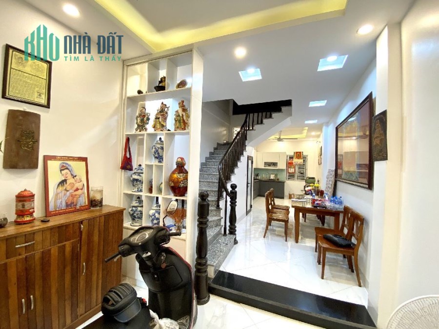 NHÀ BỒ ĐỀ NGÕ THÔNG, VỊ TRÍ SIÊU ĐẸP, FULL NỘI THẤT, 20M RA ĐƯỜNG Ô TÔ TRÁNH.