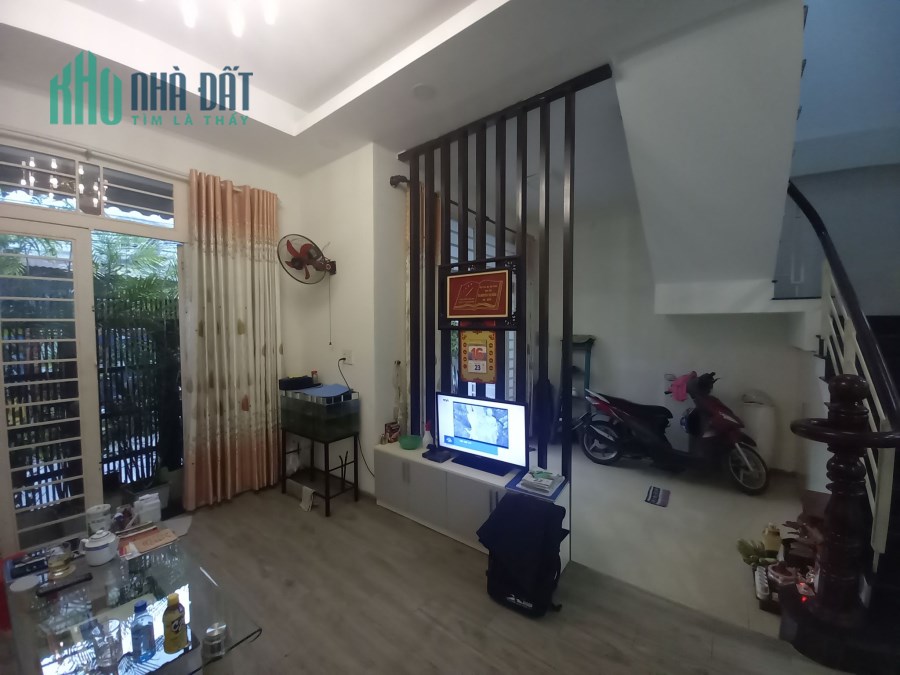 Chính chủ bán gấp nhà Quận 2-Hẻm ô tô-Mặt tiền rộng 7m-2 tầng-Tặng nội thất hiện đại -6.7 tỷ