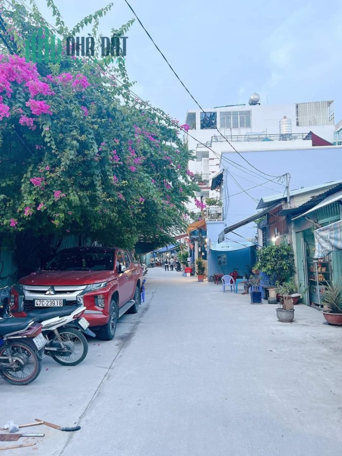 Hẻm xe hơi NHÀ RẺ THỜI SCB  DT   Ngang 4m Tôn Thất Thuyết Q4 
2 tấm có 2,7 tỷ..