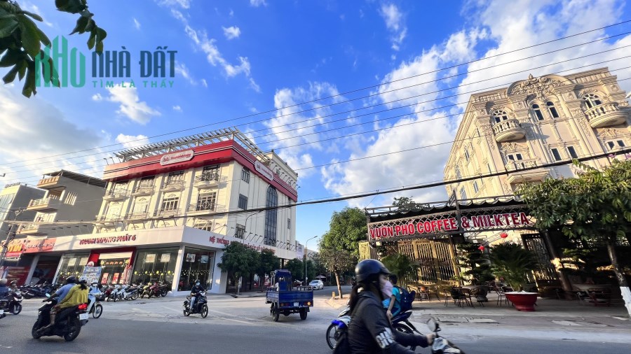 CHO THUÊ : Lô đất  3mặt tiền Dt 688.60m2  ngay trung tâm Dĩ An  đường Lý Thường Kiệt