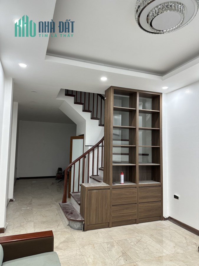 Bán nhà Phố Lệ Mật, Dt 40m, Nhà 5 Tầng Giá 3ty hơn.