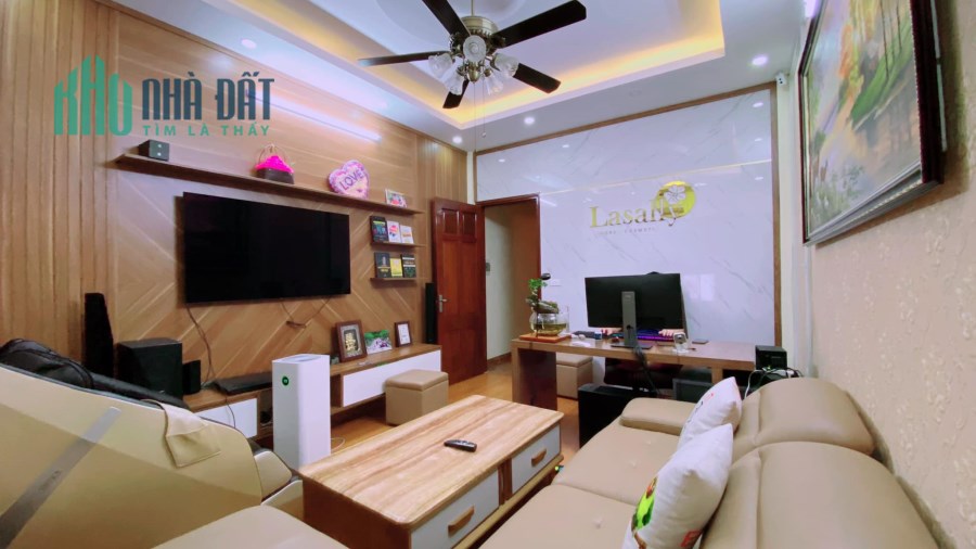 Nhà đẹp đón tết Khương Đình diện tích 46m2 chỉ 8 tỷ thang máy gara tặng nội thất