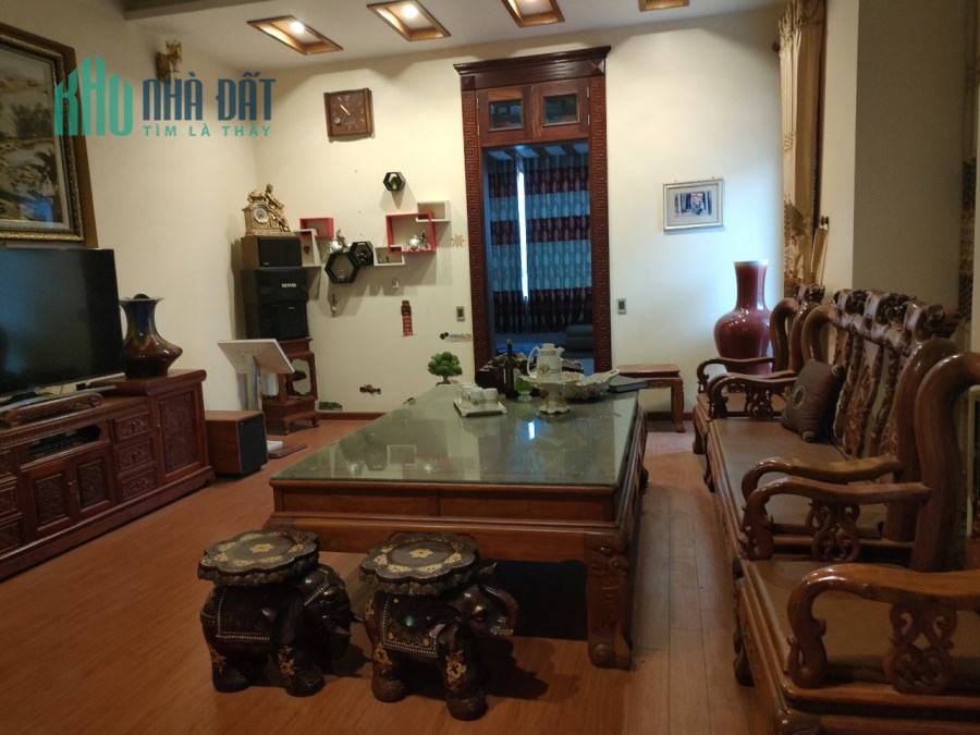 VÌ LÝ DO BÓNG BÁNH NHÀ EM THUA NHIỀU CẦN BÁN GẤP GẤP    

      đất 400 M  tặng biệt thự đẹp long
