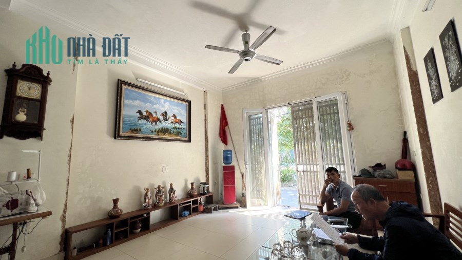 Bán nhà mặt phố Bắc Cầu, Dt 60m, nhà 3 tầng Mt4.5m, Giá hơn 2 tỷ.