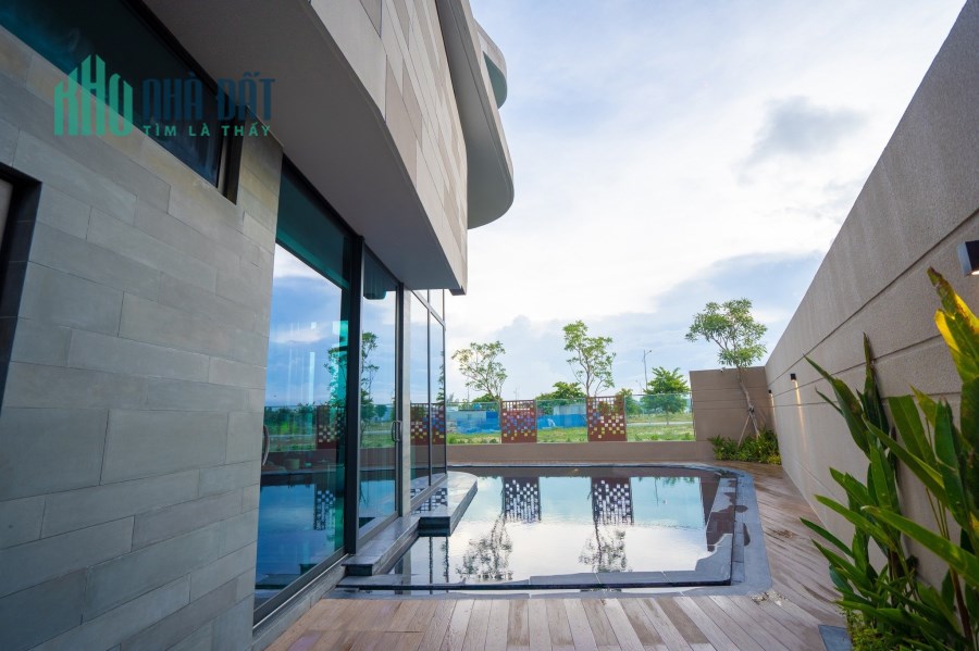 Bán gấp căn nhà biệt thự 3 tầng ven sông Cổ Cò, giáp biển Đà Nẵng, gần sân Golf  giá 1x tỷ