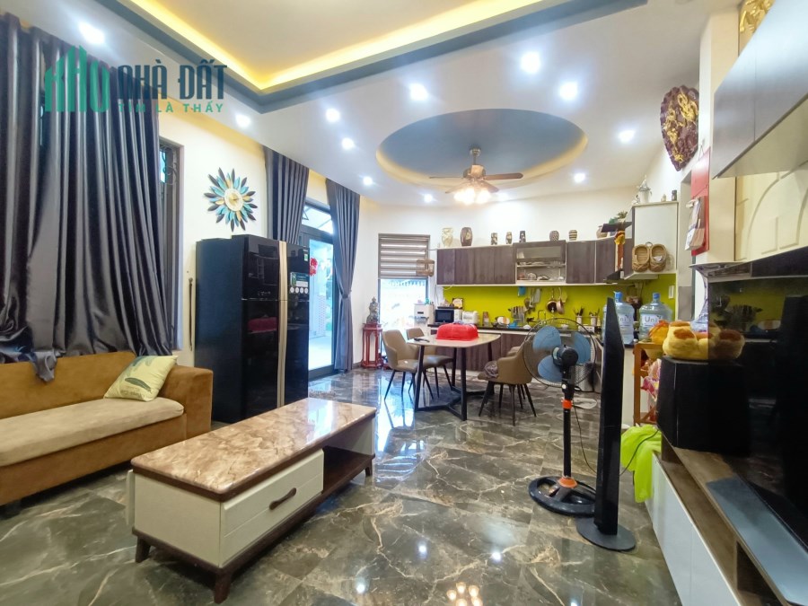 Nhà Đinh Tiên Hoàng, Kiệt thẳng thông 4m,  40m ra MT