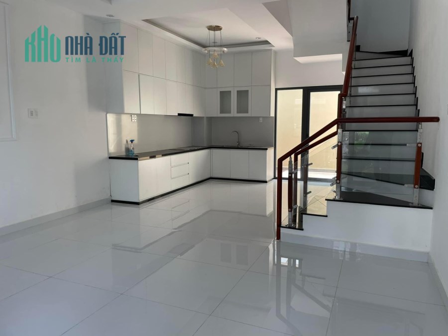 Trời trời, nhà 2 tầng hẻm xe hơi tới tận cửa, ở Quận Gò Vấp, giáp Phú Nhuận và Bình Thạnh
