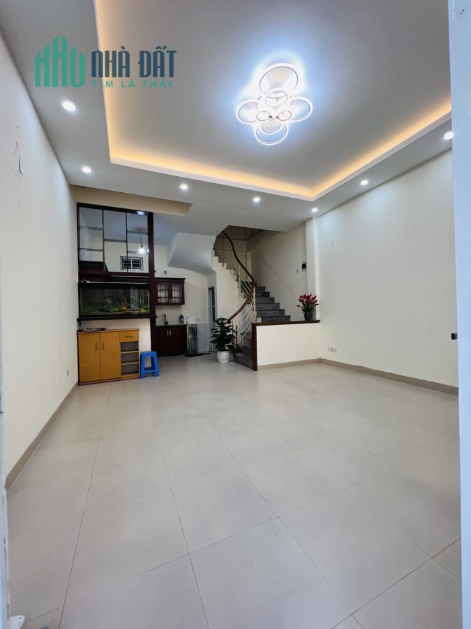 Bán gấp nhà phố Ngọc Thụy cực đẹp, 40 m2, 4T, MT 4 m, giá chỉ 2,8 tỷ.