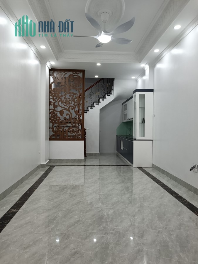 Cần bán gấp căn nhà cực đẹp ở Phố Trạm, 30 m2, 5T, giá chỉ 3,5 tỷ.
