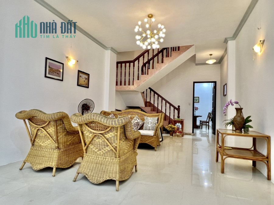 8 tỷ - Mặt tiền p.Hiệp Phú Q9. 124m2, nhà 3 tầng, sân xe hơi, chủ bán gấp.