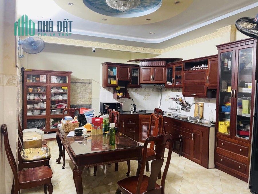 Nhà đẹp hẻm VIP 8m 5 tầng Nguyễn Văn Công 60m2 ngang 4.2m sát bên sân bay 9.7 tỷ.
