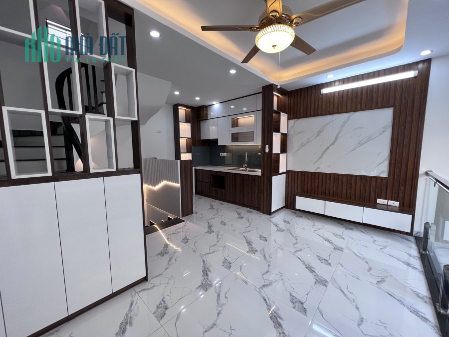 Bán gấp nhà Phố Nguyên Sơn full nội thất, 35m2, 5T, giá chỉ 4,9 tỷ.