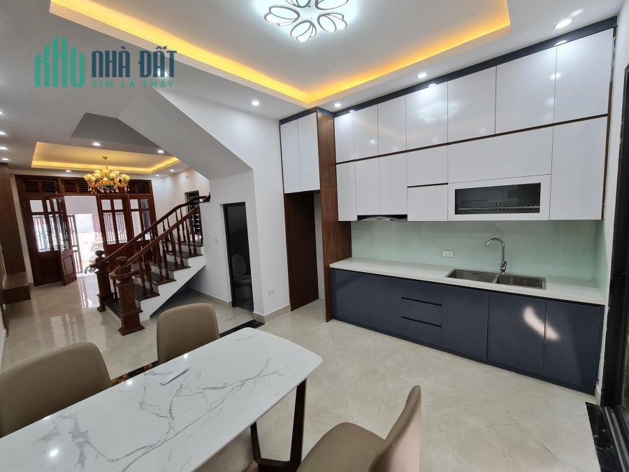 Bán gấp nhà phố Ngọc Trì cực đẹp, 65 m2, 3 tầng, giá chỉ 5,5 tỷ.