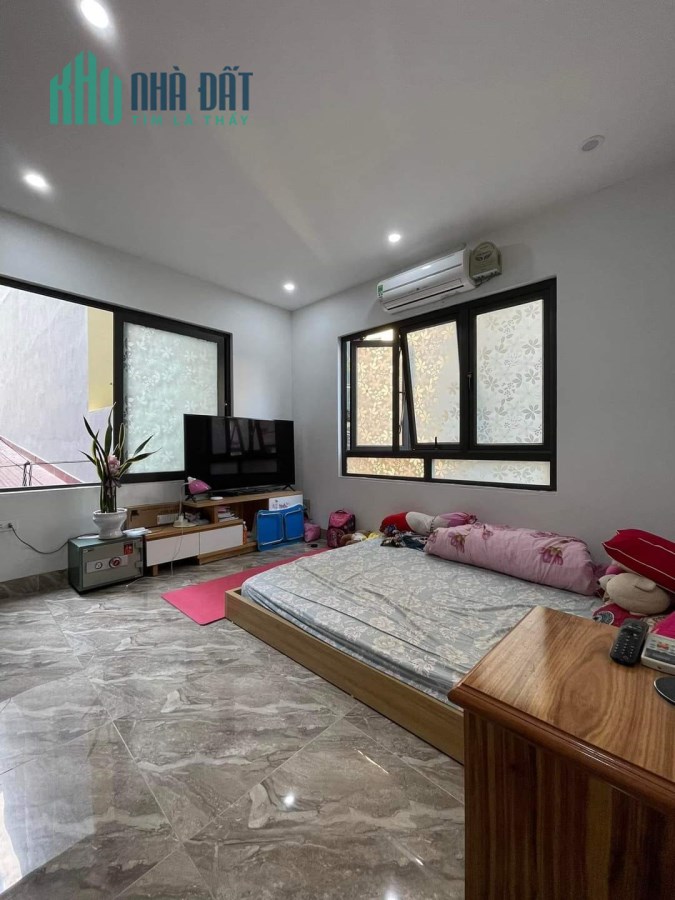 Bán nhà Linh Nam. Dtsd 18m, nhà 4 Tầng, Mt 5m, giá hơn 1 tỷ.