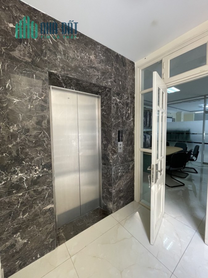 Tòa Nhà Văn Phòng, Phố Nguyễn Hoàng, Dòng Tiền 2,5 tỷ 1 năm. DT 110m2, Giá 29 tỷ.