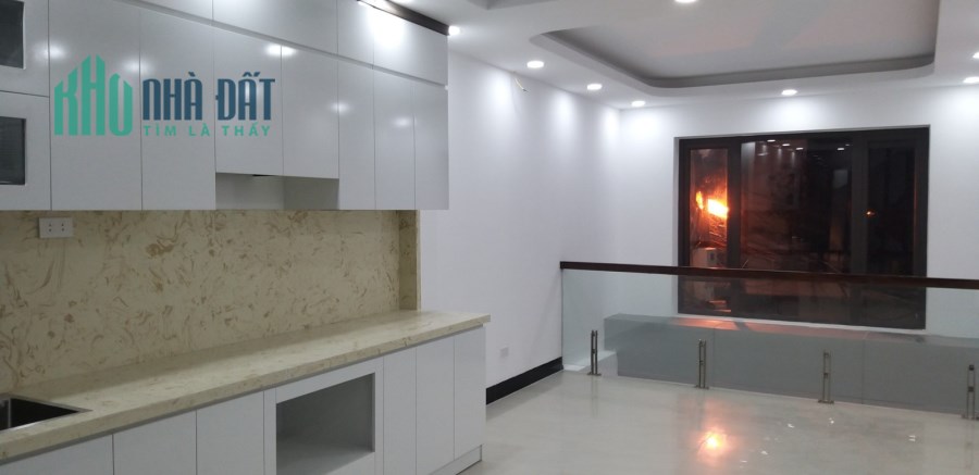 Bán gấp nhà phố Nguyễn Văn Cừ, ô tô, 50 m2, 5T, TM, giá chỉ 8,5 tỷ.