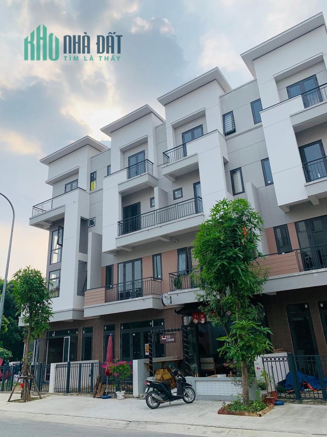 Nhà 4 tầng đối diện 7  toà chung cư, quy mô 29 tầng
khu vực liên kết giữ khu dân cư và Đại đô thị