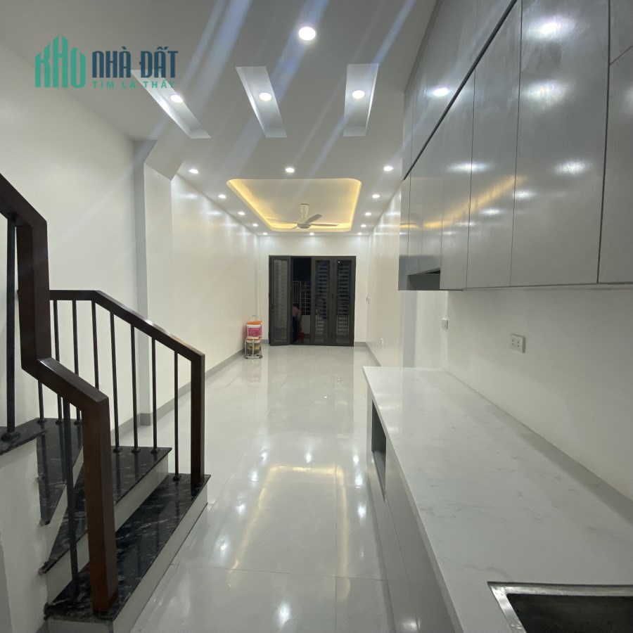 Bán gấp nhà phố Ngọc Trì cực đẹp, ô tô, 38 m2, 5 tầng, giá chỉ 3,5 tỷ.