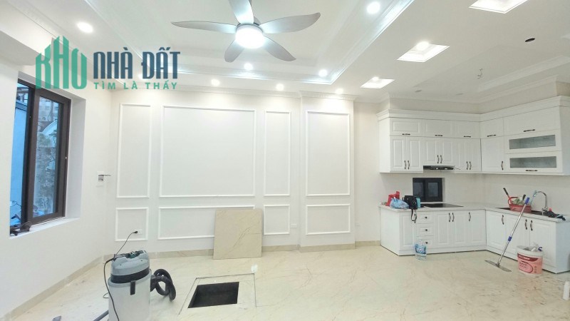 Bán nhà Phố Nguyễn Sơn, Dtsd 45m, nhà 5 tầng mới, Mt5.5m, Giá nhô 5 tỷ.