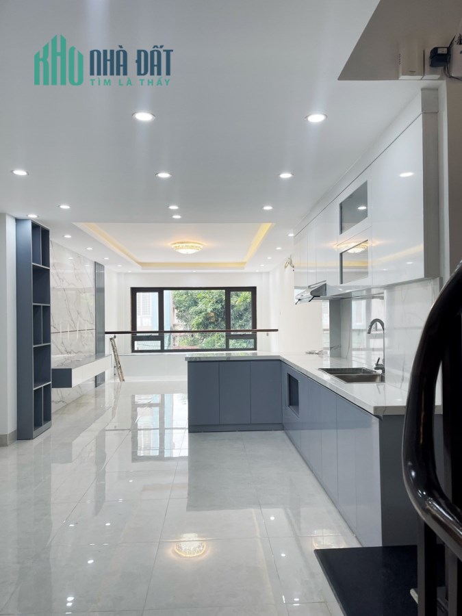 Cần bán gấp nhà phố Bát Khối, ô tô, TM, KD, 64 m2, 6T, giá chỉ 7,3 tỷ.