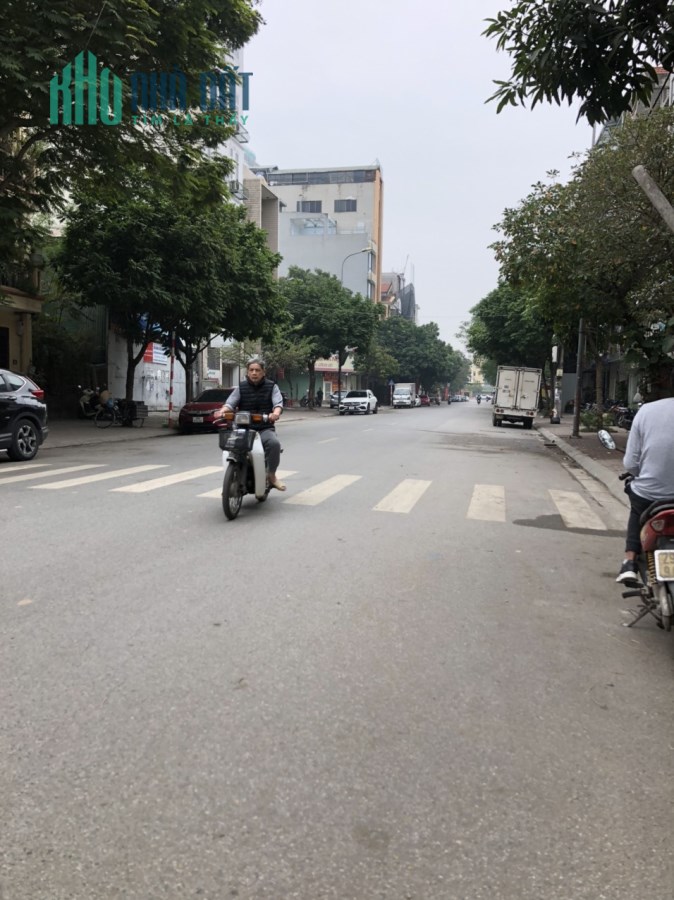 Cần bán gấp lô đất Phố Trạm, 66 m2, mặt tiền 6,6 m, giá chỉ 6 tỷ.