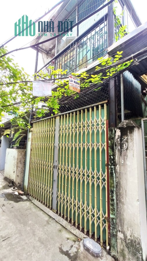 Cần bán gấp căn nhà Phố Trạm, 52 m2, 2 tầng, MT 4 m, giá chỉ 2 tỷ.