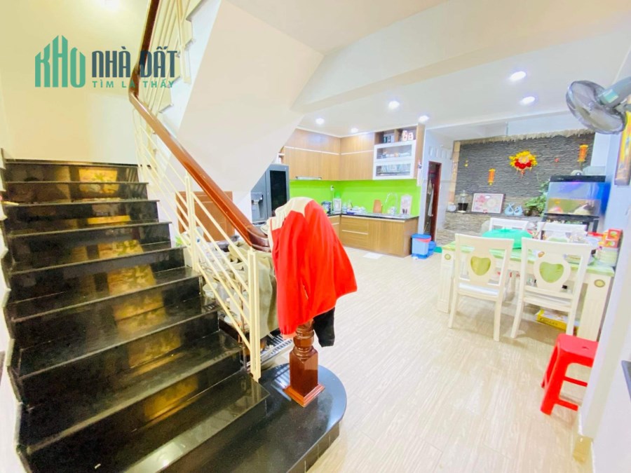 Cần gấp - Chính chủ cần bán giá hơn 8, 4 tầng - Út Tịch 74m2 5.2 x 14 - Tân Bình..
