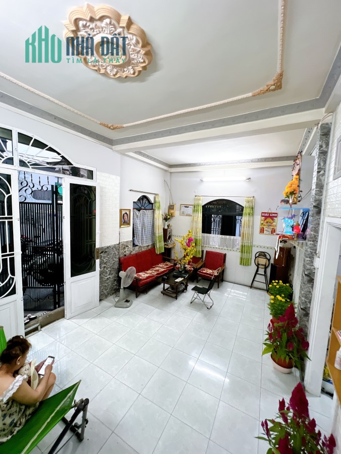 Mặt tiền kinh doanh 2 mặt Hẻm xe hơi Dt 40 m2 Nguyễn Khoái  Q4 có 125 triệu hơn m