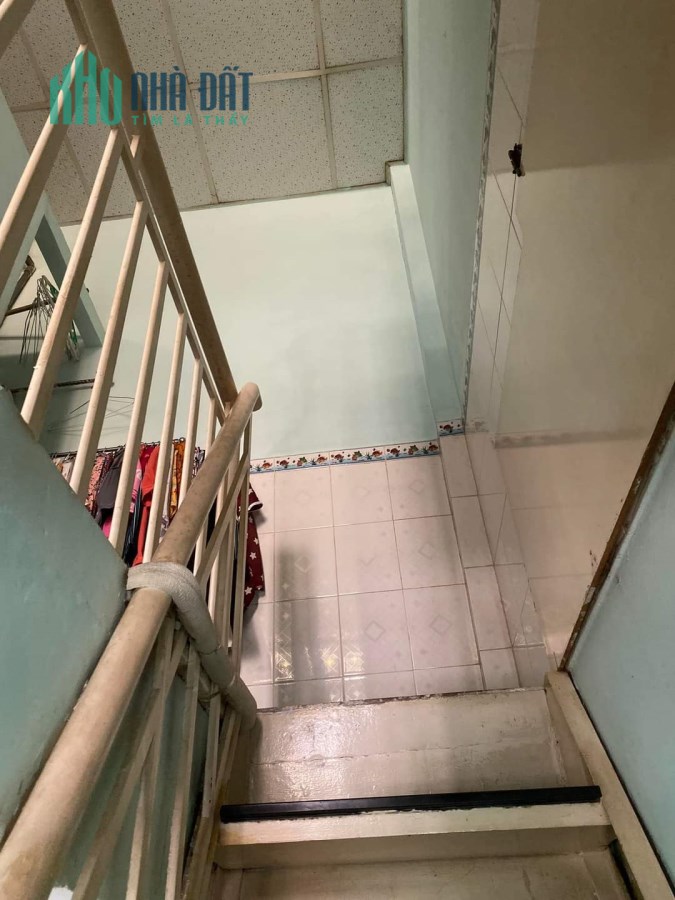 Gấp-Bán nhà HXH sát chợ Bùi Minh Trực, 4x12, 3 tầng chỉ 4.5tỷ