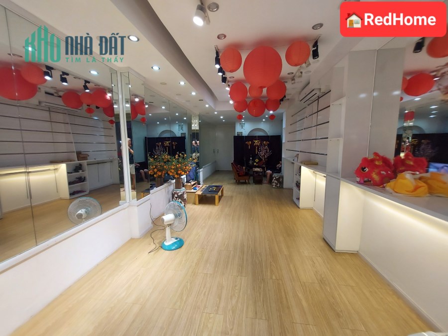 CHO THUÊ NHÀ MẶT TIỀN, MẶT BẰNG LỚN, ĐẸP ĐƯỜNG HAI BÀ TRƯNG, P TÂN ĐỊNH QUẬN 1, GIÁ CHỈ $2600/THÁNG