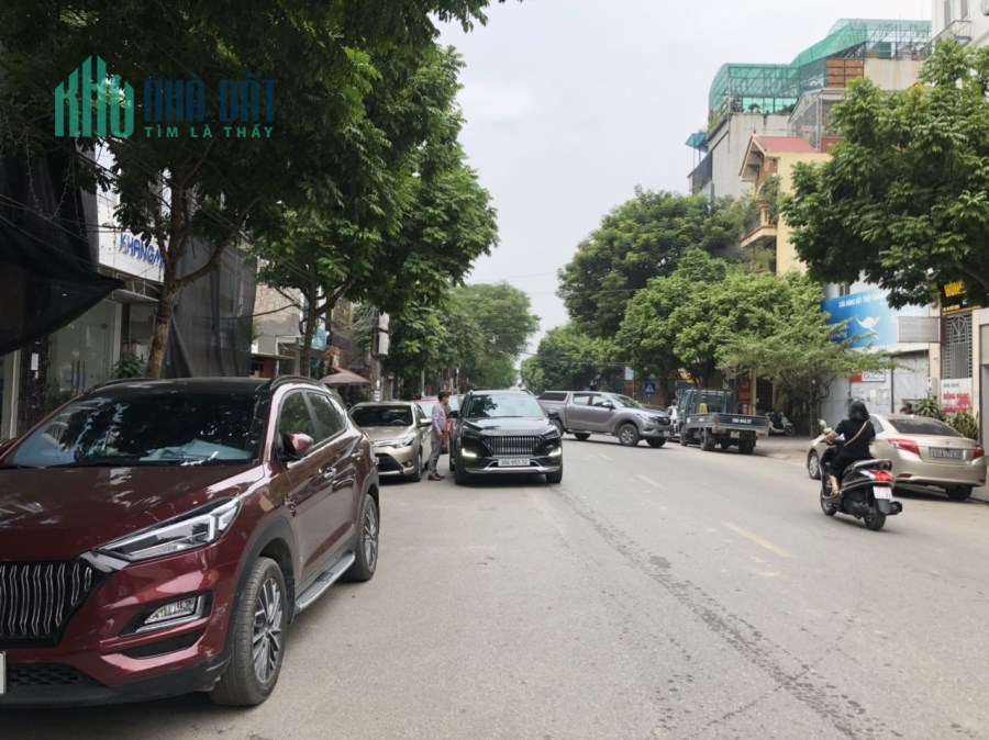 Bán đất Mặt phố Phố Trạm, vỉa hè, KD, 55 m2, MT 5m, giá chỉ 14,8 tỷ.