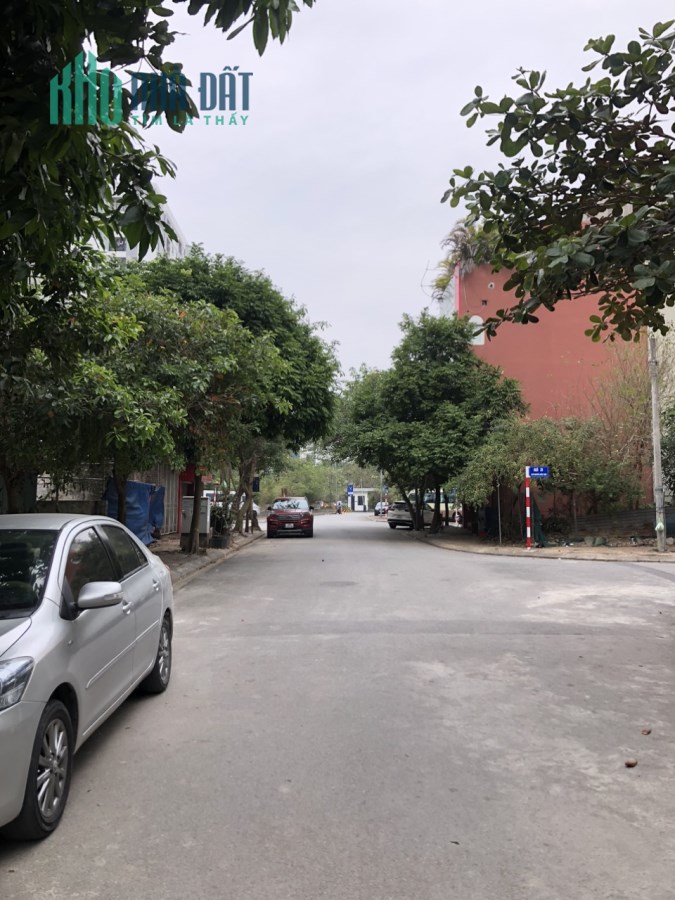 Đất TĐC Giang Biên, Mặt phố, vỉa hè, KD, 40 m2, giá chỉ 5,4 tỷ.