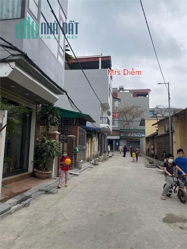 Nhỉnh 1 tỷ, Mrs Diễm cần bán căn nhà 1.5 tầng ngay Trung Tâm Tổ 13, Thị Trấn Đông Anh.