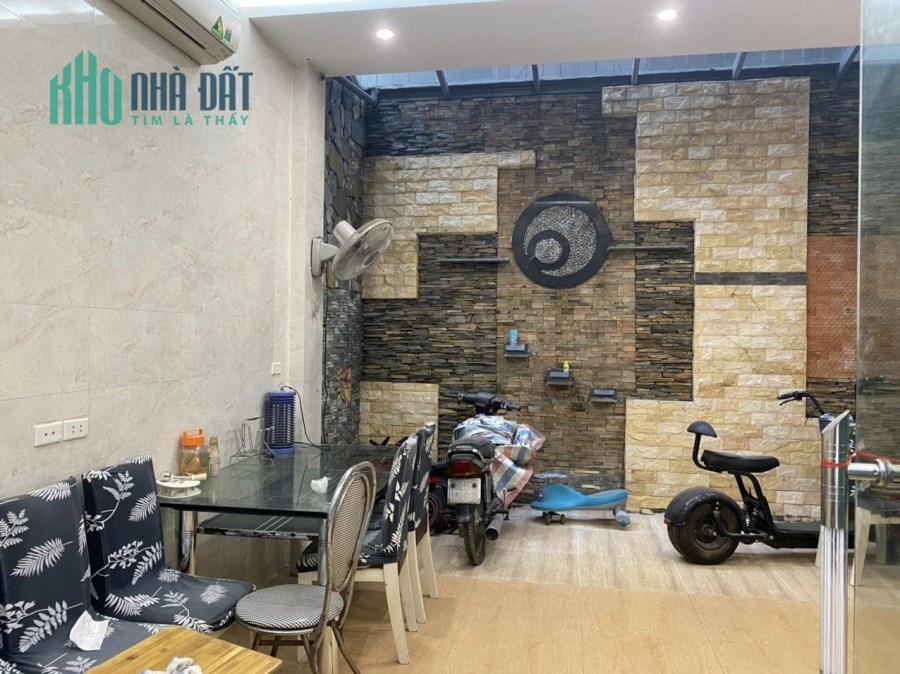 Bán nhà phố Lạc Trung, quận Hai Bà Trưng, Hà Nội, 65 m2, giá 12.4 tỷ, gara, phân lô ô tô tránh,
