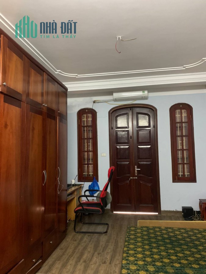 Cho thuê nhà mặt phố Đầm Trấu, 55m2 x 5 tầng, MT 4m, đường ô tô, có vỉa hè, giá 18 triệu/th