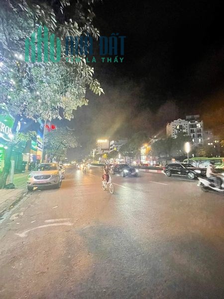 Siêu phẩm Hoàng Ngân phân lô ô tô tránh 75m x 8 tầng thang máy mới tinh